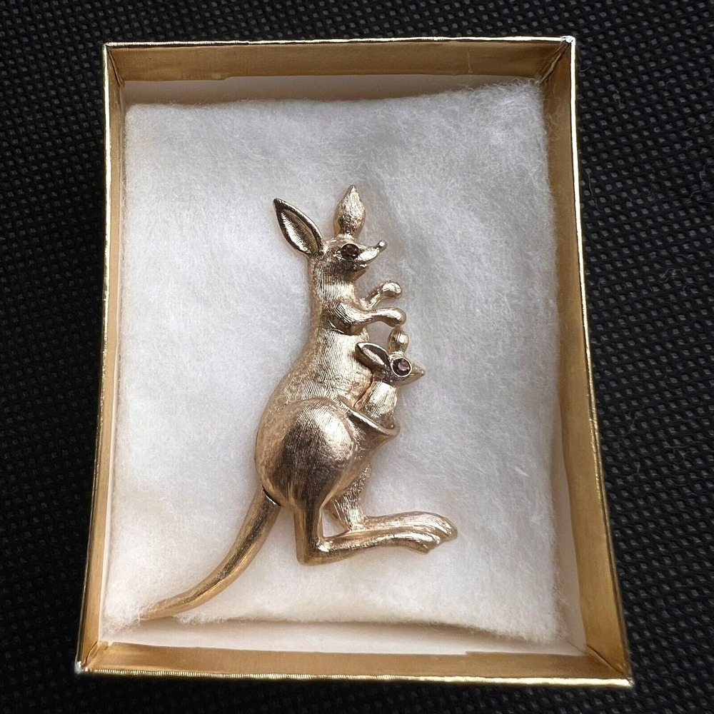 1975 VINTAGE‎ AVON FASHION ACCENTS IN JEWELRY Kangaroo Gold-tone Pin 2.0 in